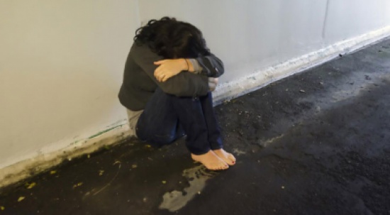 فعلها أستاذ تونسي مع تلميذته .. أوهمها بأنه سيتم تكريمها لتفوّقها ثم استدرجها واعتدى عليها! فعلها أستاذ تونسي مع تلميذته .. أوهمها بأنه سيتم تكريمها لتفوّقها ثم استدرجها واعتدى عليها!