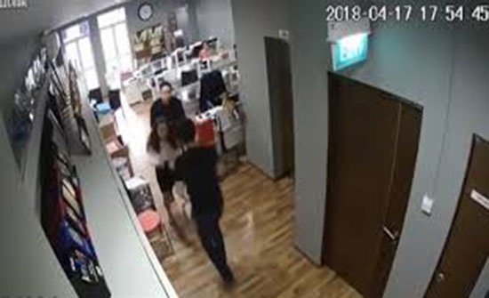 لحظة اعتداء محام على موظفة ومديرتها (فيديو) لحظة اعتداء محام على موظفة ومديرتها (فيديو)