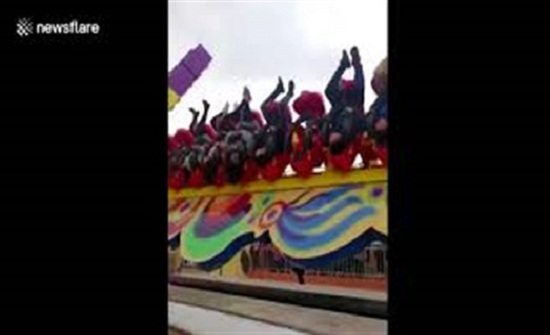 ركاب يتعطلون بلعبة ملاه ورؤوسهم للأسفل (فيديو) ركاب يتعطلون بلعبة ملاه ورؤوسهم للأسفل (فيديو)