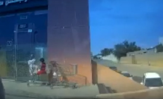 لحظة إنقاذ رجل طفل تركته والدته داخل عربة تسوق بالسعودية (فيديو) لحظة إنقاذ رجل طفل تركته والدته داخل عربة تسوق بالسعودية (فيديو)