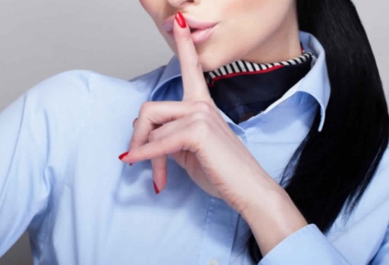 مضيفة طيران تتخلّص من ملابسها.. ما فعلته غريب! مضيفة طيران تتخلّص من ملابسها.. ما فعلته غريب!