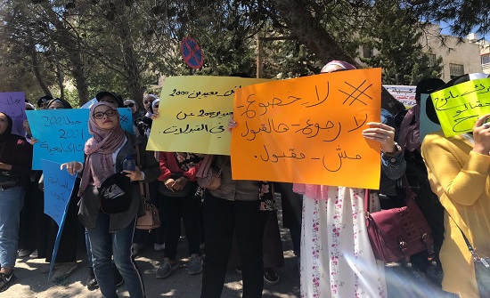 بالصور : استمرار اعتصام طلبة توجيهي من مواليد الـ2000 بالصور : استمرار اعتصام طلبة توجيهي من مواليد الـ2000