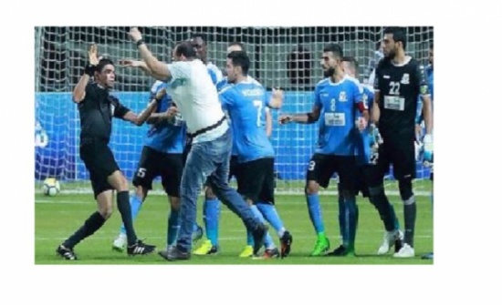 بالفيديو : لاعبو الفيصلي يعتدون على حكم مباراتهم مع الترجي بالفيديو : لاعبو الفيصلي يعتدون على حكم مباراتهم مع الترجي