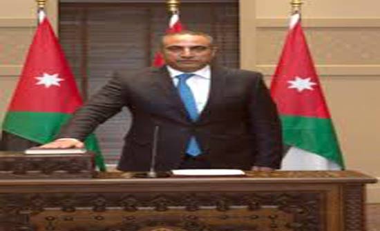 الشواربة يكرم موظفا لأمانته الشواربة يكرم موظفا لأمانته