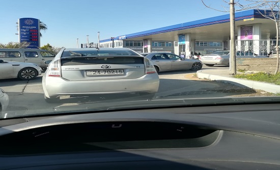 صور : ازدحام على محطات المناصير لكسب كل سيارة 5 دنانير صور : ازدحام على محطات المناصير لكسب كل سيارة 5 دنانير