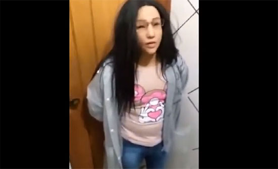 بالفيديو : سجين يحاول الهرب بزي نسائي ووجه مستعار! بالفيديو : سجين يحاول الهرب بزي نسائي ووجه مستعار!