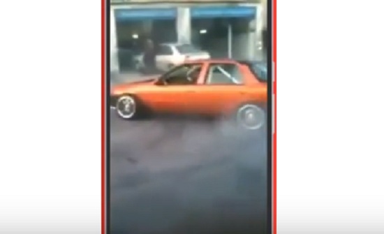 بالفيديو : سائق يقوم بالتشحيط وسط الشارع والأمن يلقي القبض عليه بالفيديو : سائق يقوم بالتشحيط وسط الشارع والأمن يلقي القبض عليه