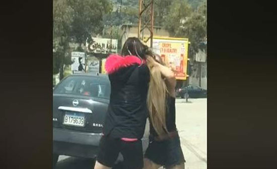 إشكالٌ بين سيّدَتَيْن في المعاملتَيْن.. شدُّ شعرٍ وصُراخ! إشكالٌ بين سيّدَتَيْن في المعاملتَيْن.. شدُّ شعرٍ وصُراخ!