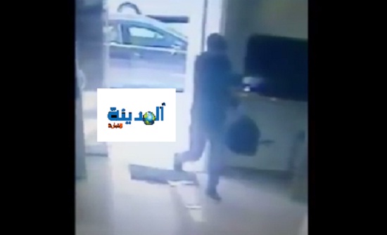 شاهدوا بالفيديو لحظة دخول منفذ السطو المسلح على البنك في عبدون شاهدوا بالفيديو لحظة دخول منفذ السطو المسلح على البنك في عبدون