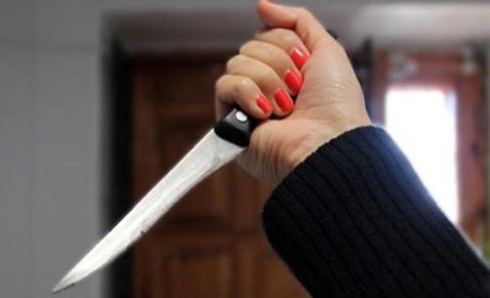 رأت حبيبها وهو يتحرّش جنسياً بابنتها... فماذا فعلت به؟ رأت حبيبها وهو يتحرّش جنسياً بابنتها... فماذا فعلت به؟