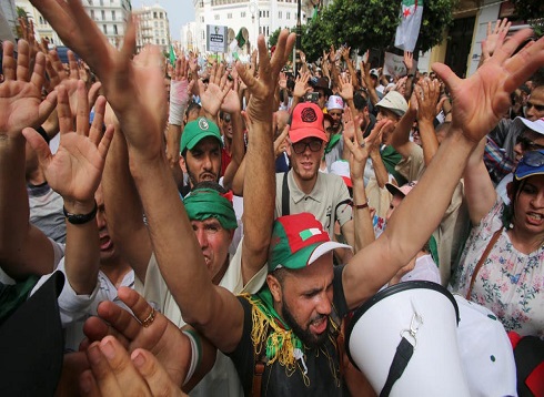 الجزائر.. تظاهرات تلوح بـ"العصيان المدني" الجزائر.. تظاهرات تلوح بـ"العصيان المدني"