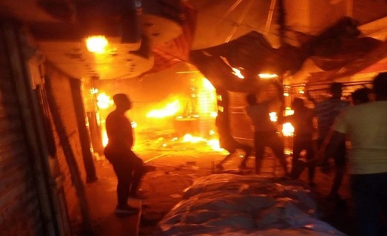 حريق في مصر يلتهم عددا من المحال التجارية حريق في مصر يلتهم عددا من المحال التجارية