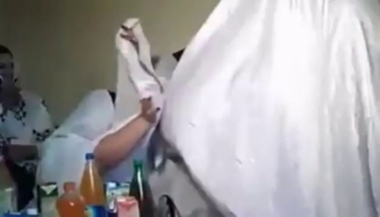 بالفيديو: ليلة الدخلة بين زوجين أمام عدد من الحضور في أغرب العادات ! بالفيديو: ليلة الدخلة بين زوجين أمام عدد من الحضور في أغرب العادات !