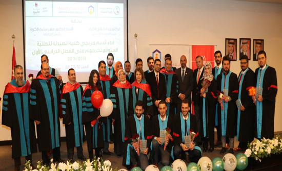 طلبة الصيدلة في "عمان العربية" يؤدون القسم أمام نقيب الصيادلة ورئيس الجامعة طلبة الصيدلة في "عمان العربية" يؤدون القسم أمام نقيب الصيادلة ورئيس الجامعة