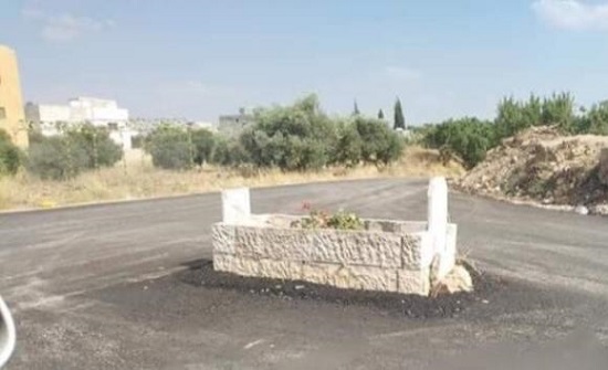 “قبر” يتوسط الشارع يتحول إلى “دوار” في إربد “قبر” يتوسط الشارع يتحول إلى “دوار” في إربد