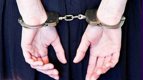 القبض على سيدتين سلبتا سائقا بالكرك القبض على سيدتين سلبتا سائقا بالكرك