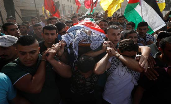 غزة.. تشييع صياد فلسطيني قتل برصاص الجيش المصري غزة.. تشييع صياد فلسطيني قتل برصاص الجيش المصري