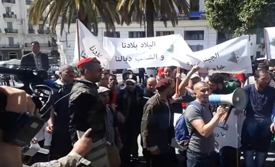 وقفة احتجاجية لدعم المؤسسة العسكرية بالجزائر العاصمة (شاهد) وقفة احتجاجية لدعم المؤسسة العسكرية بالجزائر العاصمة (شاهد)