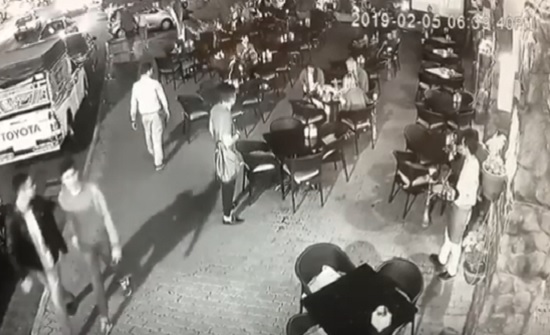 فيديو : طبيب أردني ينقذ سائحة اجنبية بالعقبة فيديو : طبيب أردني ينقذ سائحة اجنبية بالعقبة