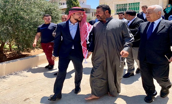 بالفيديو: ولي العهد يزور منزل طالب التوجيهي المرحوم العزايزة بالفيديو: ولي العهد يزور منزل طالب التوجيهي المرحوم العزايزة
