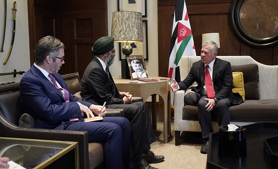 الملك يلتقي وزير الدفاع الكندي الملك يلتقي وزير الدفاع الكندي