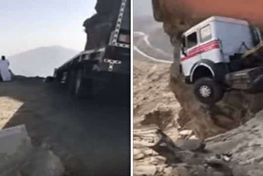 فيديو: شاحنة تعلق في الهواء فوق صخرة على سفح جبل بالطائف.. وهذا مصير السائق فيديو: شاحنة تعلق في الهواء فوق صخرة على سفح جبل بالطائف.. وهذا مصير السائق