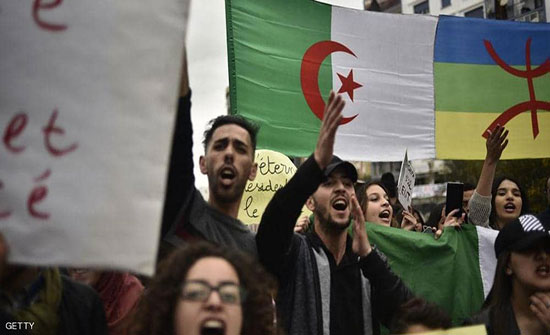 إيقاف متظاهرين جزائريين بسبب رايات "غير وطنية" إيقاف متظاهرين جزائريين بسبب رايات "غير وطنية"