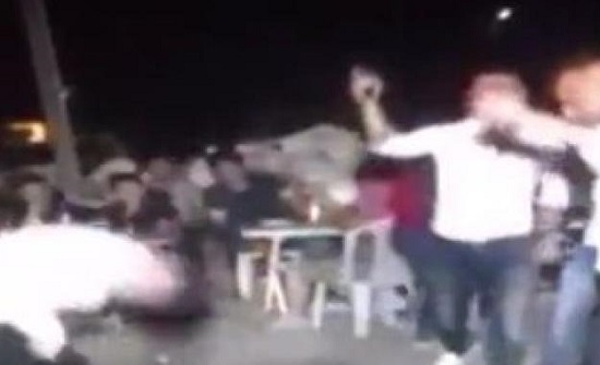 بالفيديو : شاب يقتل شقيقه في حفل زفاف شقيقتهما بالفيديو : شاب يقتل شقيقه في حفل زفاف شقيقتهما