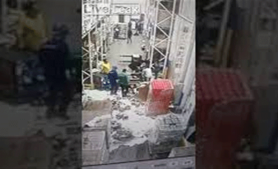 لقطات مروعة للحظة تعرض عمال مصنع لحادث مؤلم (فيديو) لقطات مروعة للحظة تعرض عمال مصنع لحادث مؤلم (فيديو)