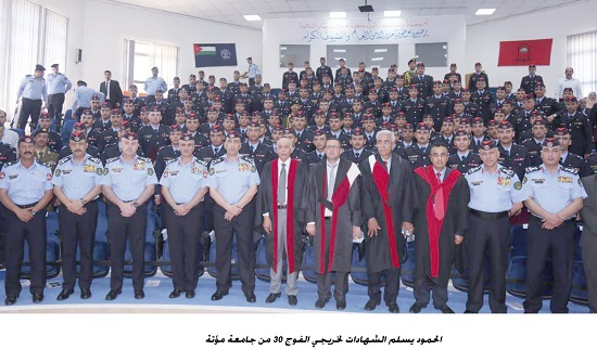 الحمود يسلم الشهادات لخريجي الفوج 30 من جامعة مؤتة الحمود يسلم الشهادات لخريجي الفوج 30 من جامعة مؤتة