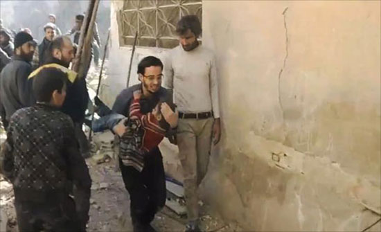 الغوطة تواجه نيران القاذفات السورية الروسية (فيديو) الغوطة تواجه نيران القاذفات السورية الروسية (فيديو)