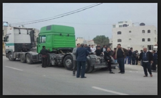 اصحاب شاحنات يغلقون شارعاً في مادبا والأمن يتدخل اصحاب شاحنات يغلقون شارعاً في مادبا والأمن يتدخل