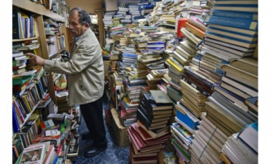 بالصور .. عامل نظافة يؤسس مكتبة من كتب ملقاة بالنفايات بالصور .. عامل نظافة يؤسس مكتبة من كتب ملقاة بالنفايات