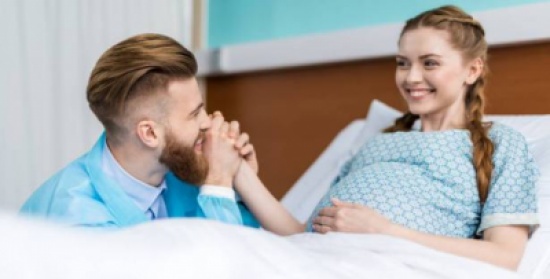 لماذا يُعتبر إمساك الرجل ليد زوجتهِ أثناء الولادة هامٌ جداً؟ لماذا يُعتبر إمساك الرجل ليد زوجتهِ أثناء الولادة هامٌ جداً؟