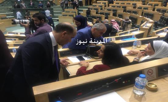 صور : شاهد لقطات مختلفة للنواب قبل وخلال الجلسة صور : شاهد لقطات مختلفة للنواب قبل وخلال الجلسة