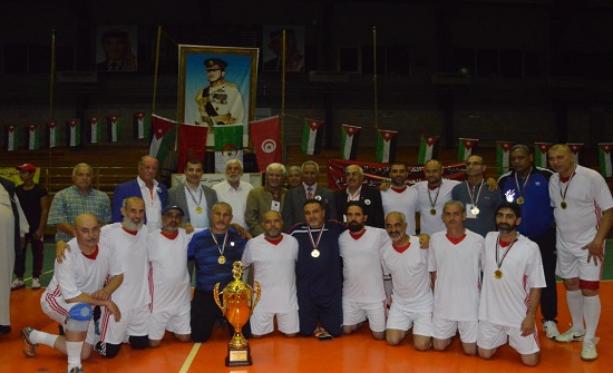 منتخب الزمن الجميل يظفر بالكأس والفايز يهديه للفريق المغربي منتخب الزمن الجميل يظفر بالكأس والفايز يهديه للفريق المغربي