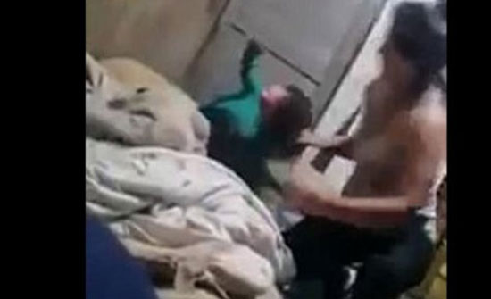 فيديو مرعب لأم عديمة الرحمة تعذب ابنتها بوحشية والسبب صادم فيديو مرعب لأم عديمة الرحمة تعذب ابنتها بوحشية والسبب صادم