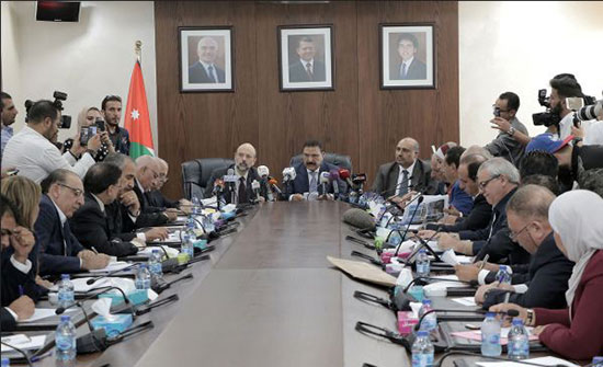 تفاصيل لقاءات الرزاز الأربعاء بالكتل النيابية تفاصيل لقاءات الرزاز الأربعاء بالكتل النيابية