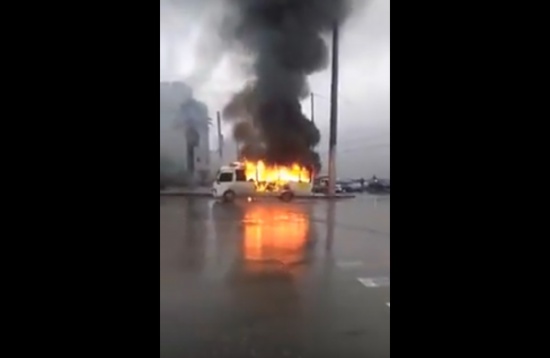 بالصور .. إحراق باص بسبب مخالفة بصويلح - تفاصيل بالصور .. إحراق باص بسبب مخالفة بصويلح - تفاصيل