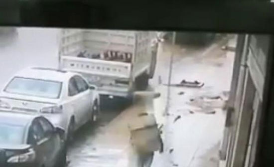 بالفيديو : شاهدوا كيف سقط حجر من عمارة على رأس شاب في عمان بالفيديو : شاهدوا كيف سقط حجر من عمارة على رأس شاب في عمان