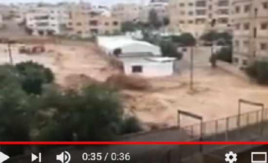 بالفيديوهات .. شاهد فيضان سيل الزرقاء يجرف السيارات ويداهم المنازل بالفيديوهات .. شاهد فيضان سيل الزرقاء يجرف السيارات ويداهم المنازل