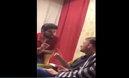 شاهد .. أمريكي وزوجته يدخلان الإسلام على يد مواطن سعودي شاهد .. أمريكي وزوجته يدخلان الإسلام على يد مواطن سعودي