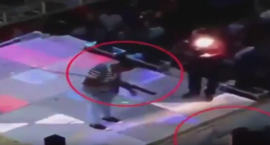فيديو| تحوّل حفل الزّفاف إلى مأتم.. مقتل طفل مصري برصاصة طائشة أُطلقت ابتهاجا بالعروسين! فيديو| تحوّل حفل الزّفاف إلى مأتم.. مقتل طفل مصري برصاصة طائشة أُطلقت ابتهاجا بالعروسين!