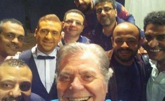 حسين فهمي يُمازح ريم البارودي ساخرًا من طريقتها في الكلام.. فيديو! حسين فهمي يُمازح ريم البارودي ساخرًا من طريقتها في الكلام.. فيديو!