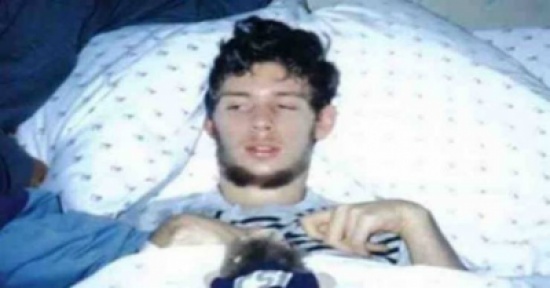صور| قصة مؤلمة.. سمع والدته تتمنى موته!