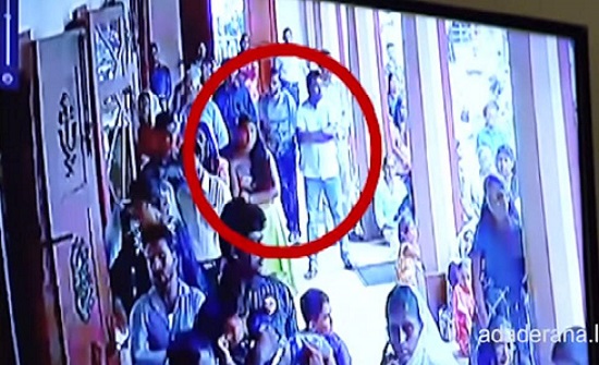 شاهد الانتحاري يظهر بين الجموع ويفجر الكنيسة بسريلانكا شاهد الانتحاري يظهر بين الجموع ويفجر الكنيسة بسريلانكا