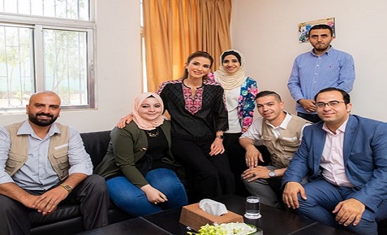 الملكة رانيا تطلع على مبادرات ومشاريع ناشئة لشباب في الرصيفة الملكة رانيا تطلع على مبادرات ومشاريع ناشئة لشباب في الرصيفة