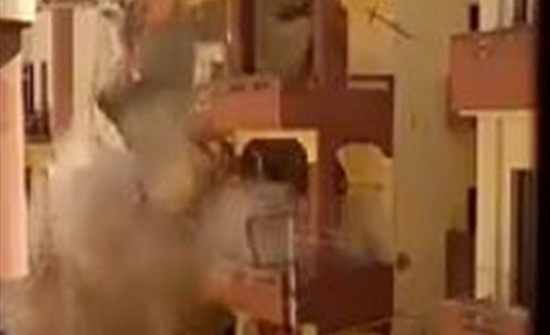 شاهد.. لحظة انهيار منزل بالكامل بسبب "بلكونة" شاهد.. لحظة انهيار منزل بالكامل بسبب "بلكونة"