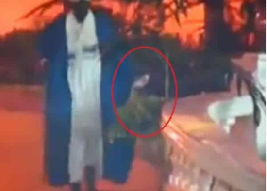 شاهد: الرئيس السوداني عمر البشير يرمي علم بلاده على الأرض! شاهد: الرئيس السوداني عمر البشير يرمي علم بلاده على الأرض!