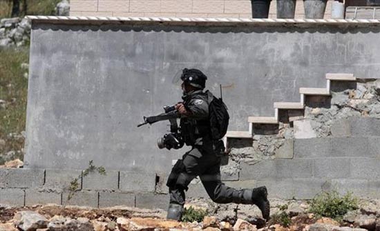 الجيش الإسرائيلي يعتقل 16 فلسطينيا في الضفة الجيش الإسرائيلي يعتقل 16 فلسطينيا في الضفة